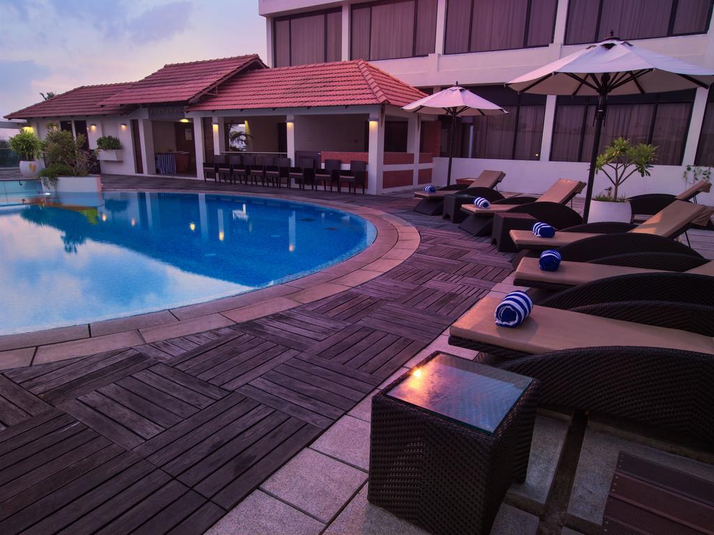 The Sunway Manor Hotel Pondicherry Exterior photo