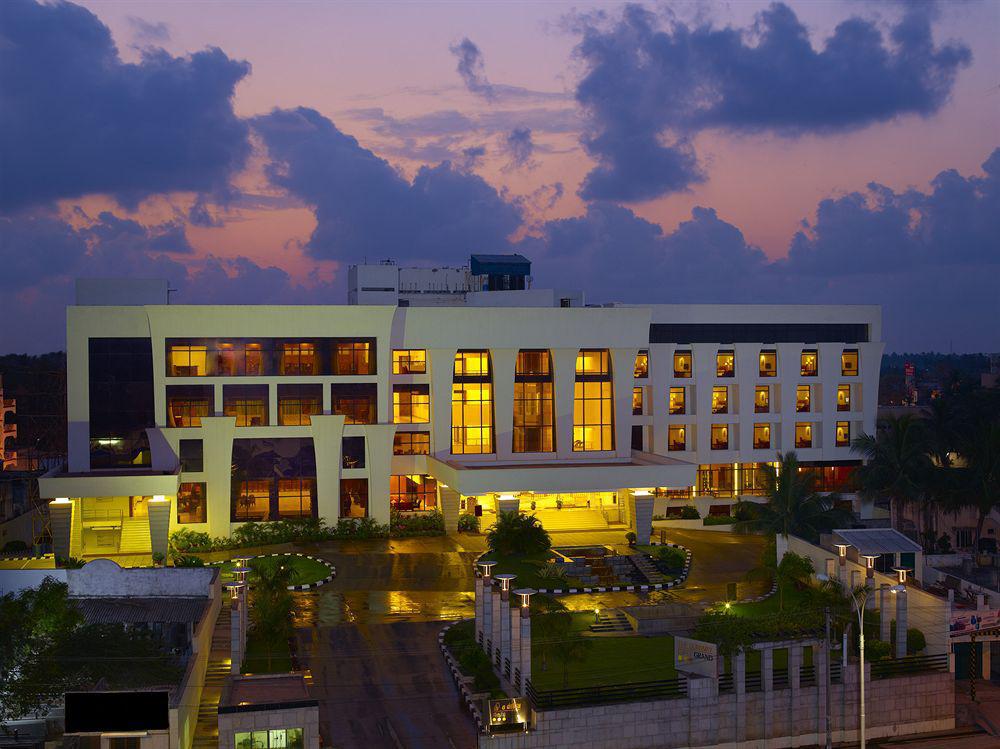 The Sunway Manor Hotel Pondicherry Exterior photo